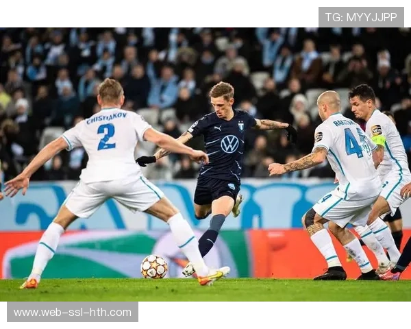 诺丁汉森林赛前为传奇球员约翰·罗伯逊举行默哀仪式