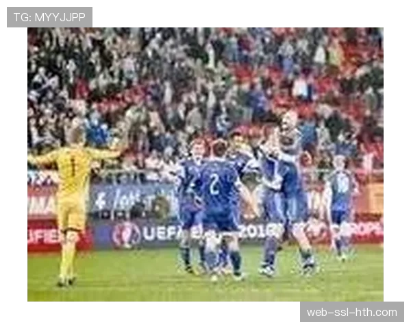 绝杀之后:伯恩茅斯球员在更衣室集体观看保级对手比赛结果